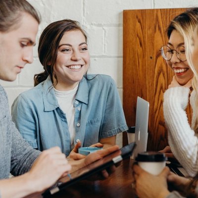 ba người cười vui vẻ gen z