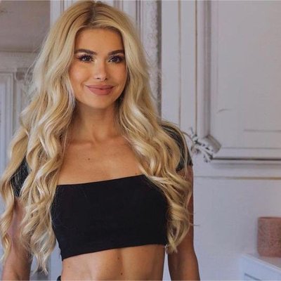 da nâu - youtuber Pamela Reif tạo kiểu tóc xoăn sóng, mặc croptop và chụp hình trước gương