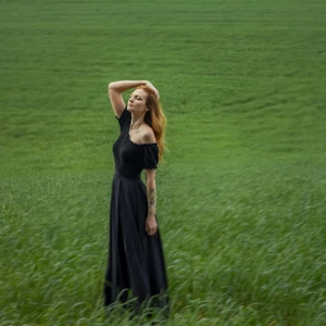 cô gái váy đen trên đồng cỏ lịch cắt tóc tháng 12/2025