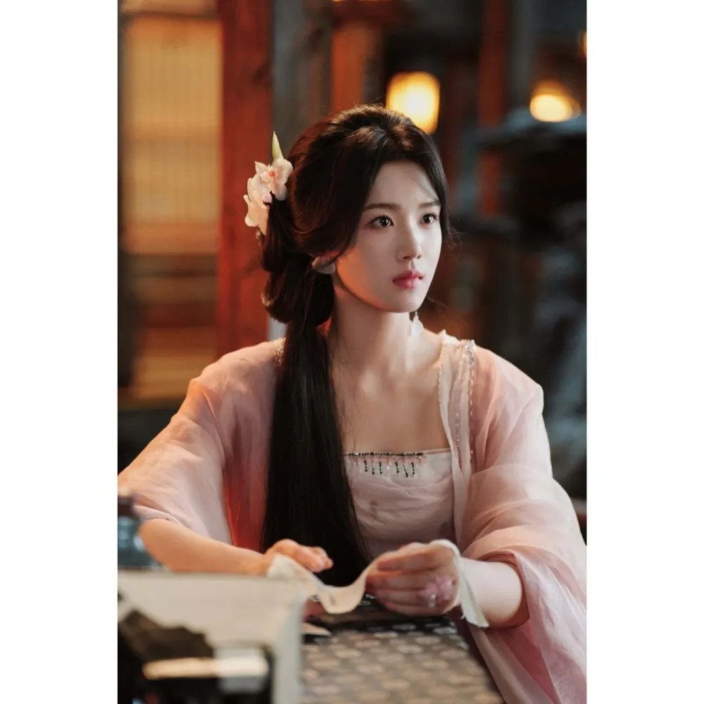 Tạo hình cổ trang của nữ diễn viên Trung Quốc Lư Dục Hiểu trong bộ phim truyền hình Nhập Thanh Vân.