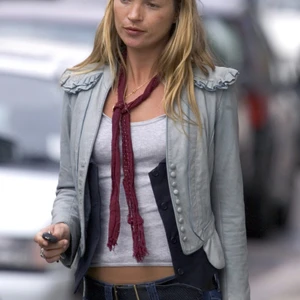 kate moss khăn choàng mỏng 2000s