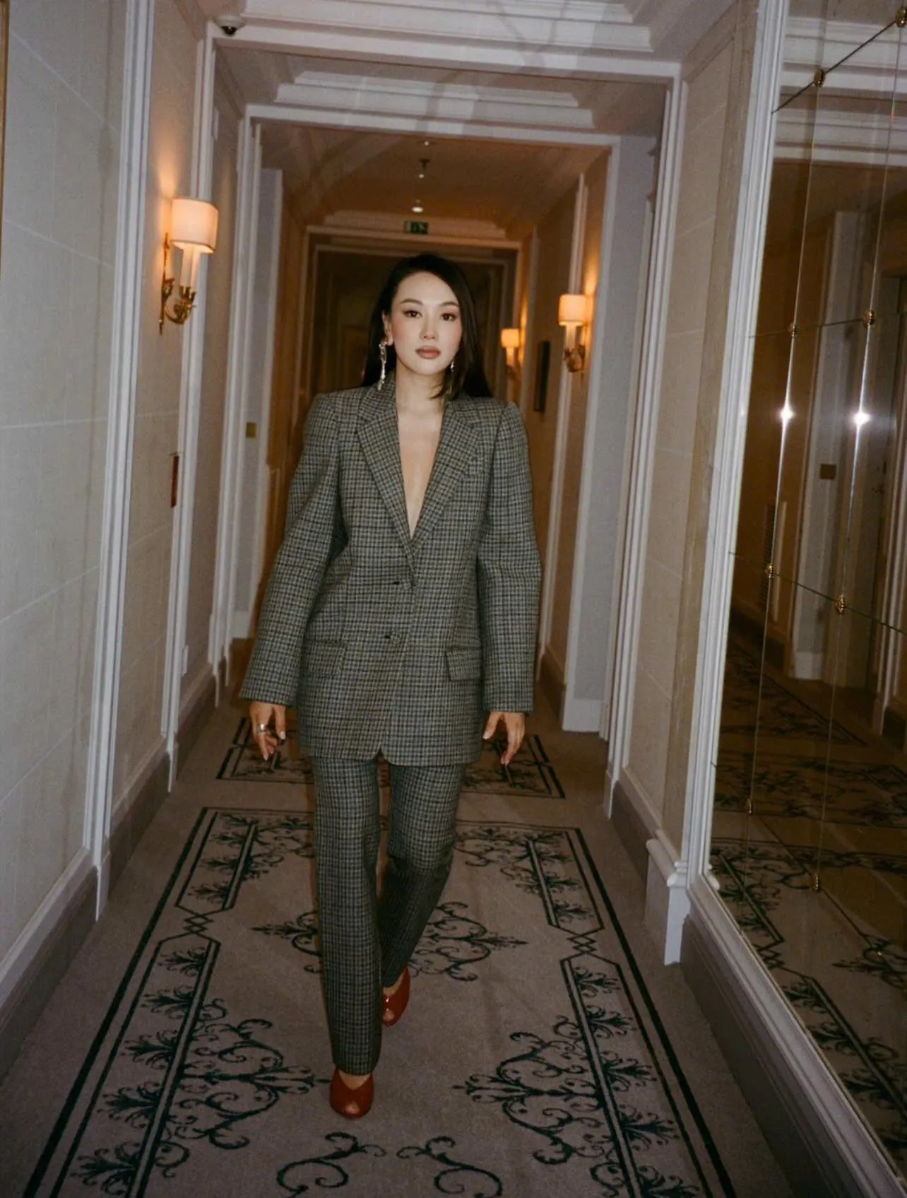 Yerin Ha trong thiết kế suit Acne Studios