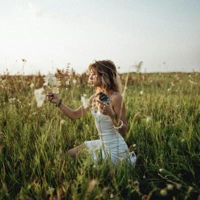 cô gái ngồi trên cánh đồng hoa với chú chim nhỏ đậu trên tay tử vi ngày 14/4/2026