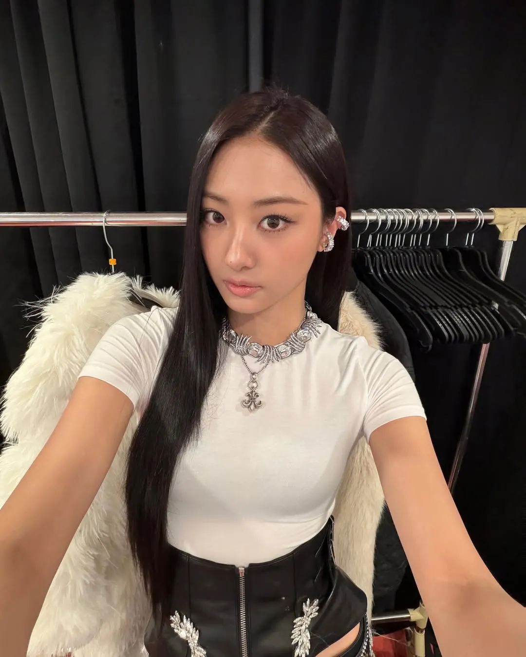 Gawon selfie mặc áo màu trắng