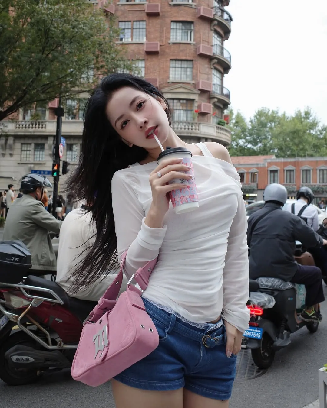 Chi Pu túi xách hồng