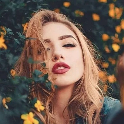 cô gái cầm chai nước hoa mùa thu ft01a