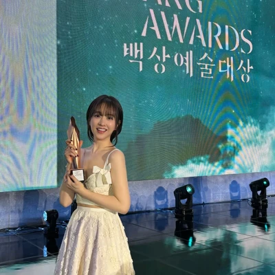 Phong cách làm đẹp của Park Bo Young tại Baeksang Arts Awards 2026