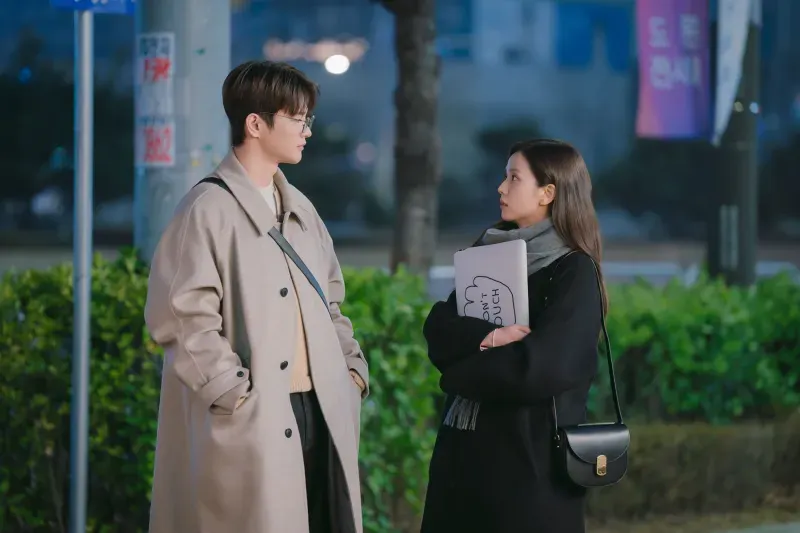 Chuyện tình công sở của Mi Rae và Gyeong Nam trong Boyfriend on Demand.