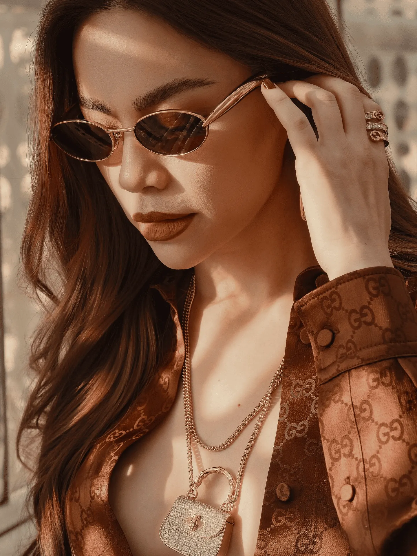 Giữa tổng thể ngập tràn logo và dây chuyền to bản, Hồ Ngọc Hà cho thấy tư duy mix&match cao tay khi lựa chọn chiếc kính gọng kim loại giúp toát lên thần thái của "Nữ hoàng giải trí" mà không gây cảm giác rườm rà (Ảnh: @hongocha)