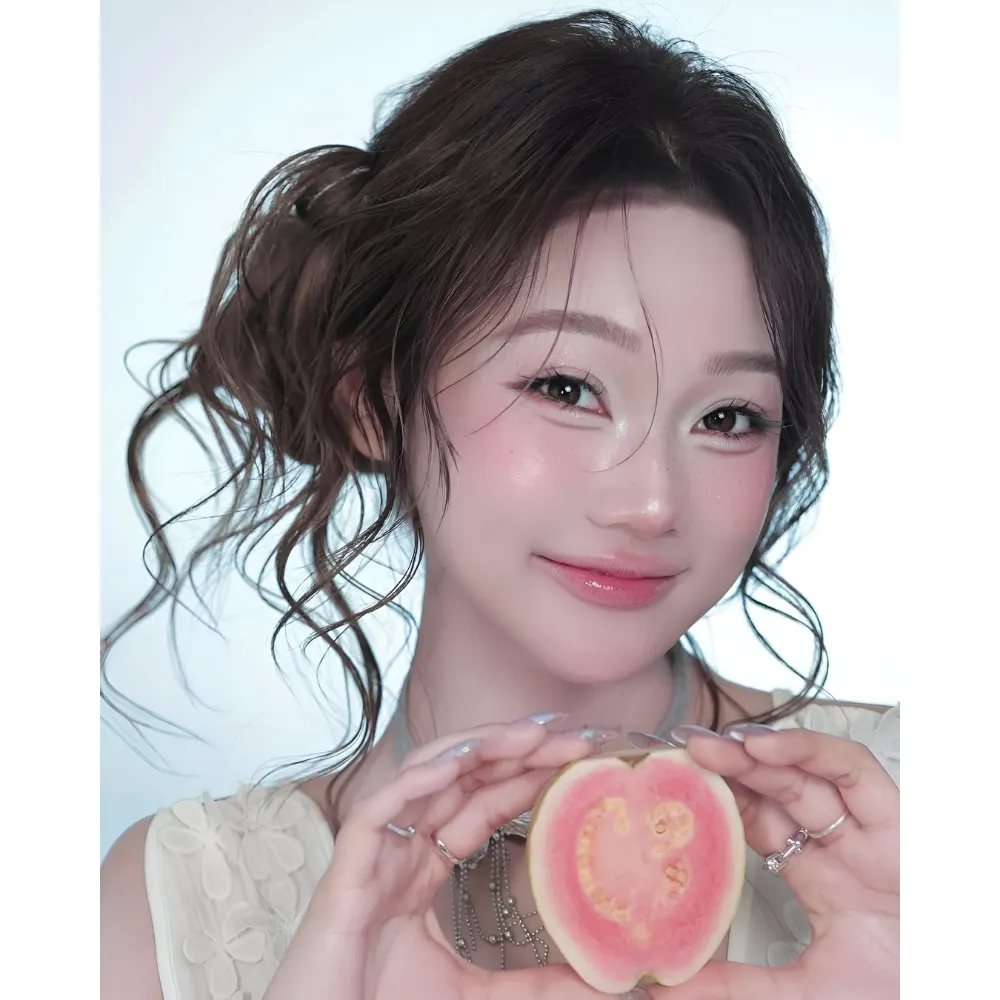 Cô gái tạo dáng bên trái ổi hồng cùng lớp nền căng mướt.