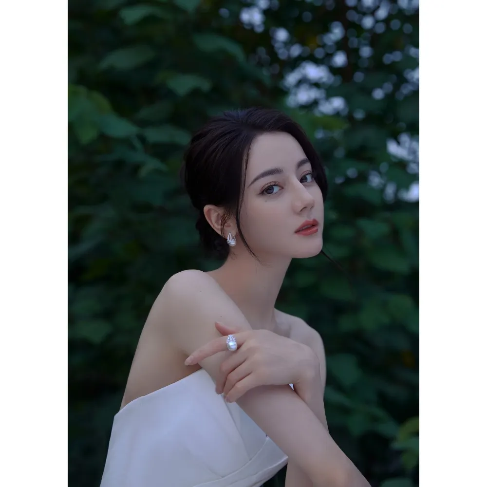 Làn da trắng ngần của tiểu hoa đán Trung Quốc.