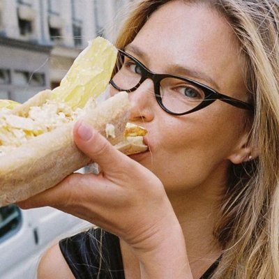 Cô gái đang ăn bánh mì - chất béo