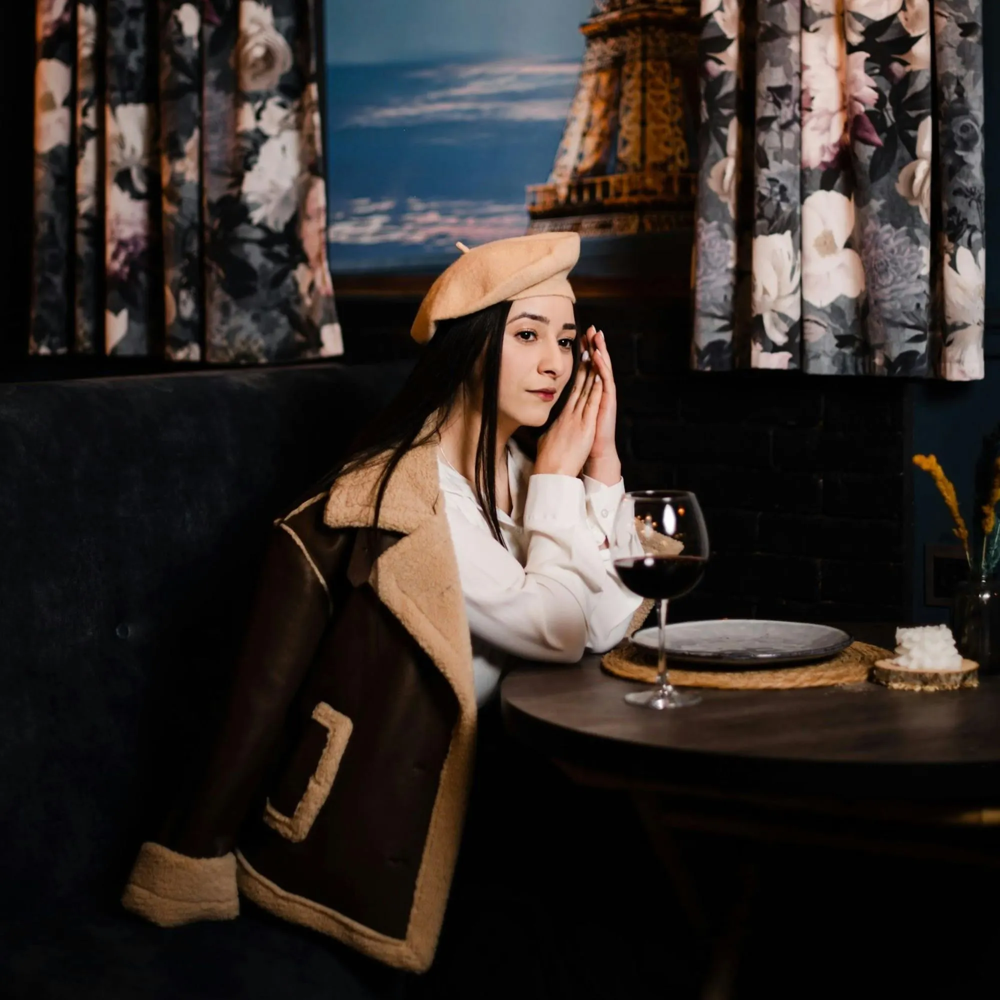 cô gái có dấu hiệu thay đổi thói quen ăn uống