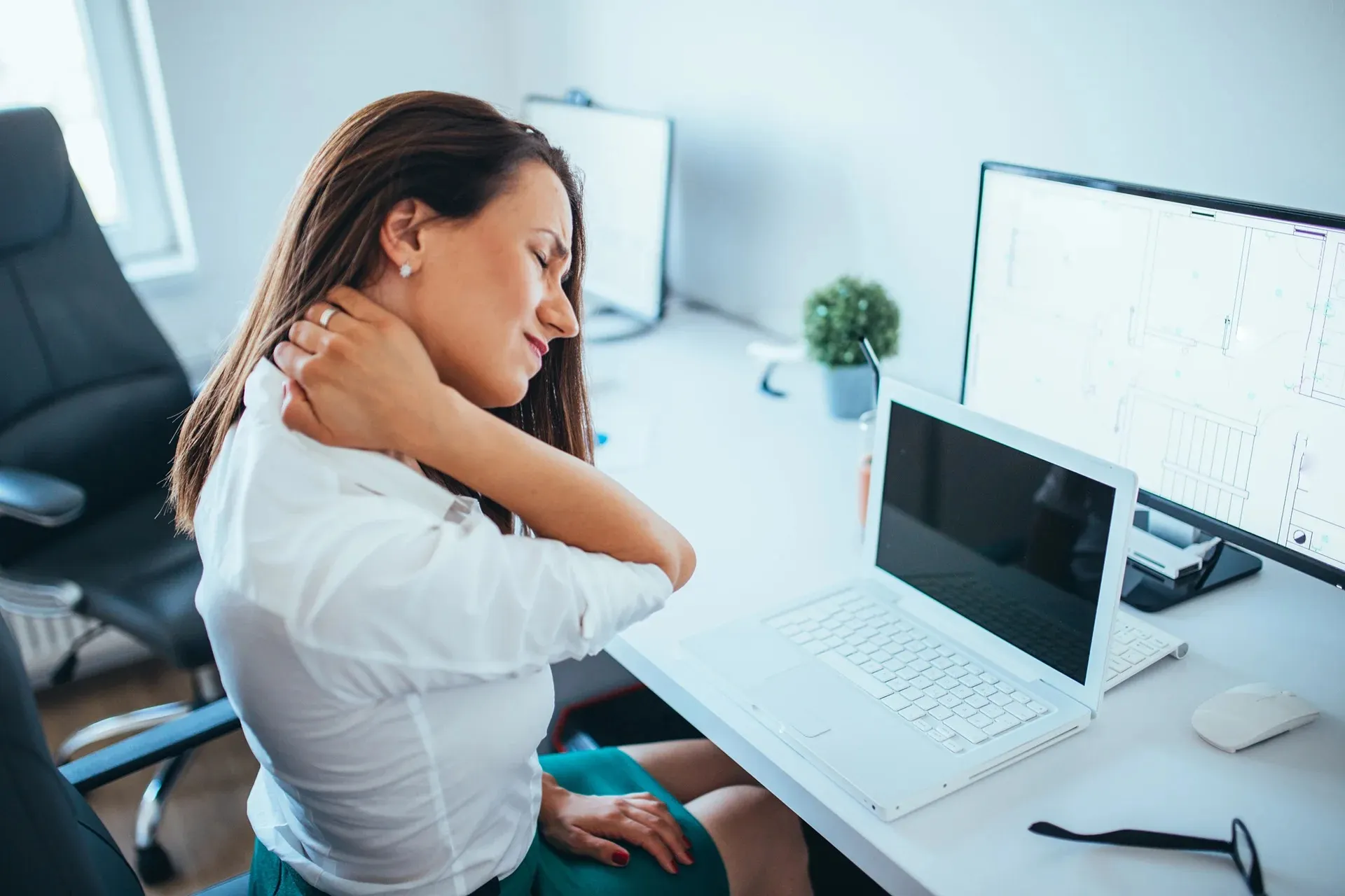 Cô gái công sở nhức mỏi cổ vai gáy.