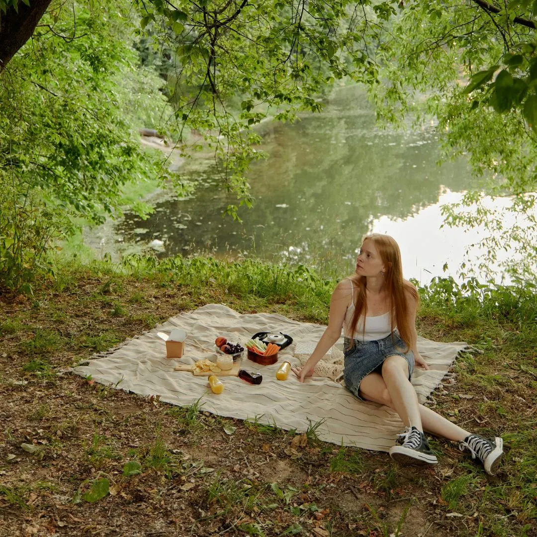 cô gái ngồi dã ngoại bên bở hồ tử vi ngày 13/4/2026