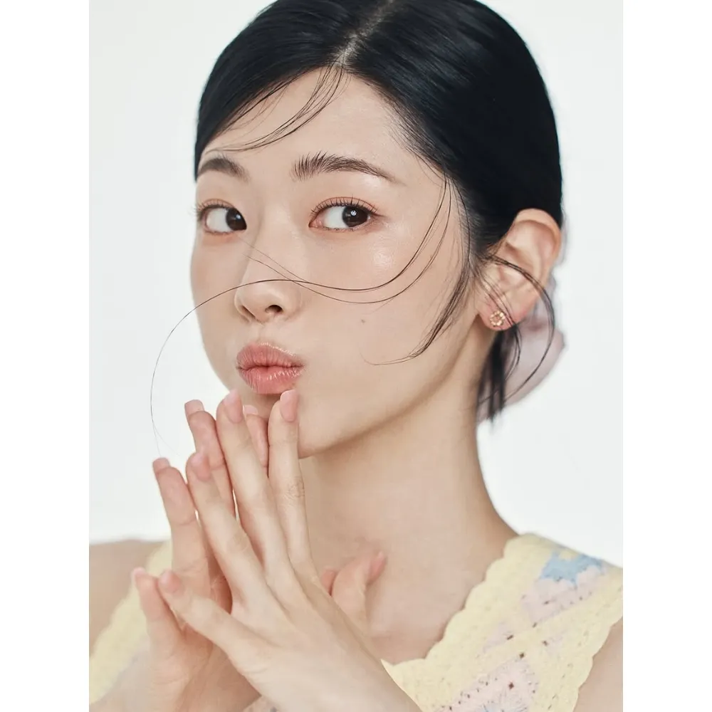 Cô gái son môi nhạt màu đang để tay lên môi