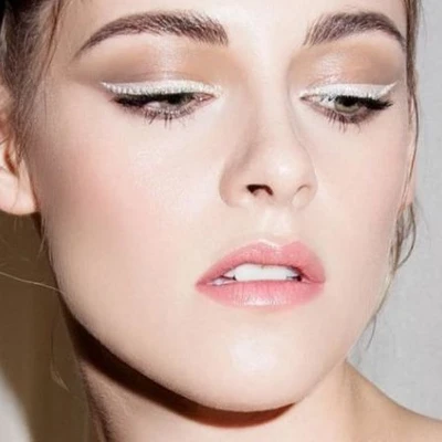 diễn viên kristen stewart vẽ eyeliner màu trắng