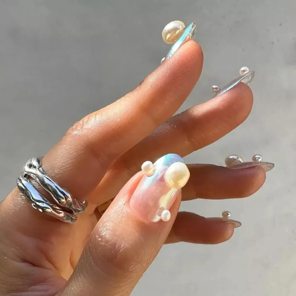 Móng tay ombre đính ngọc trai.