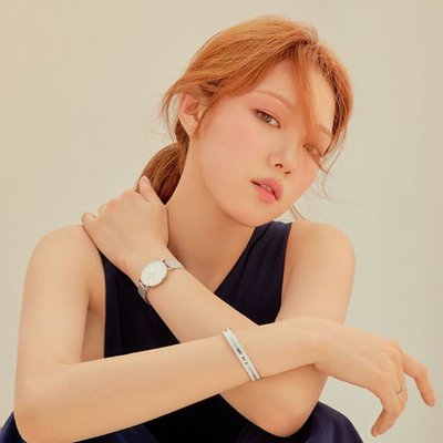 Lee Sung Kyung - đồng hồ Daniel Wellington dây kim loại
