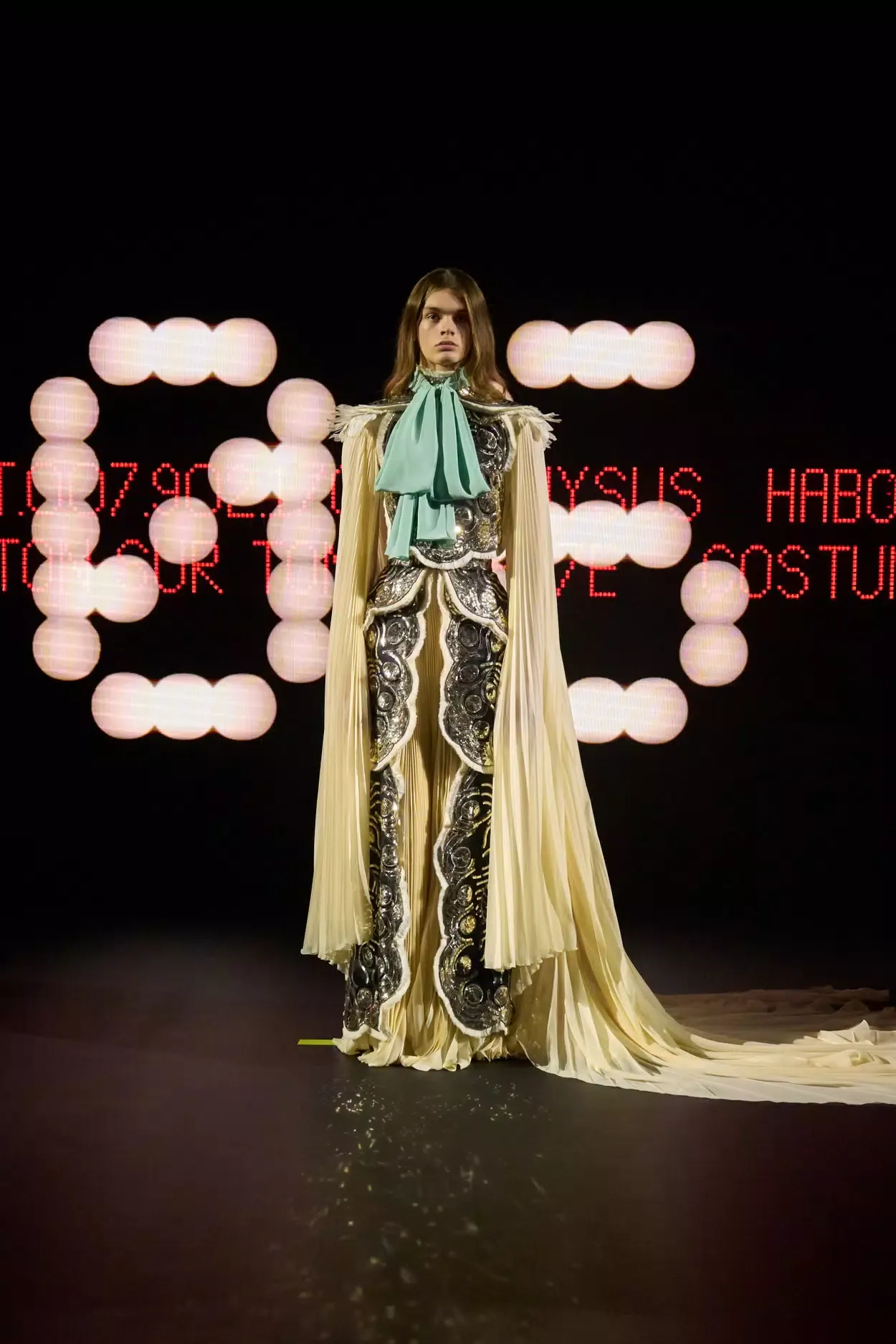 áo choàng kết hợp váy maxi Valentino