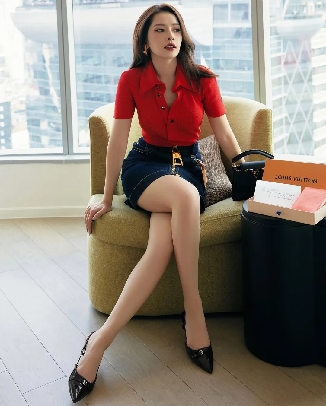 Chi Pu áo đỏ phối denim