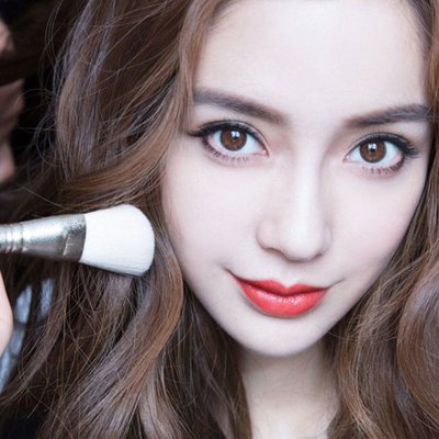kiểu tóc uốn phù hợp phong cách trang điểm ft800