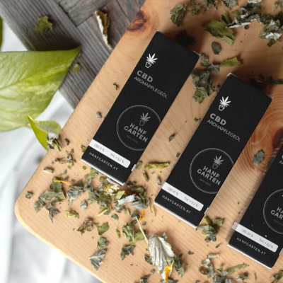 CBD-Ba hộp sản phẩm màu đen.