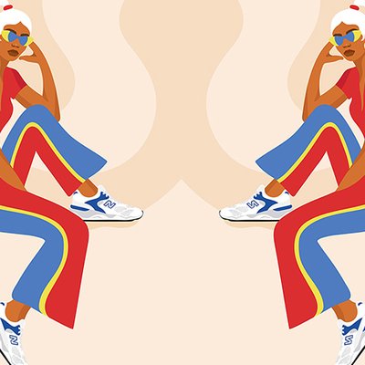hai cô gái ngồi đối diện nhau trong đôi giày New Balance