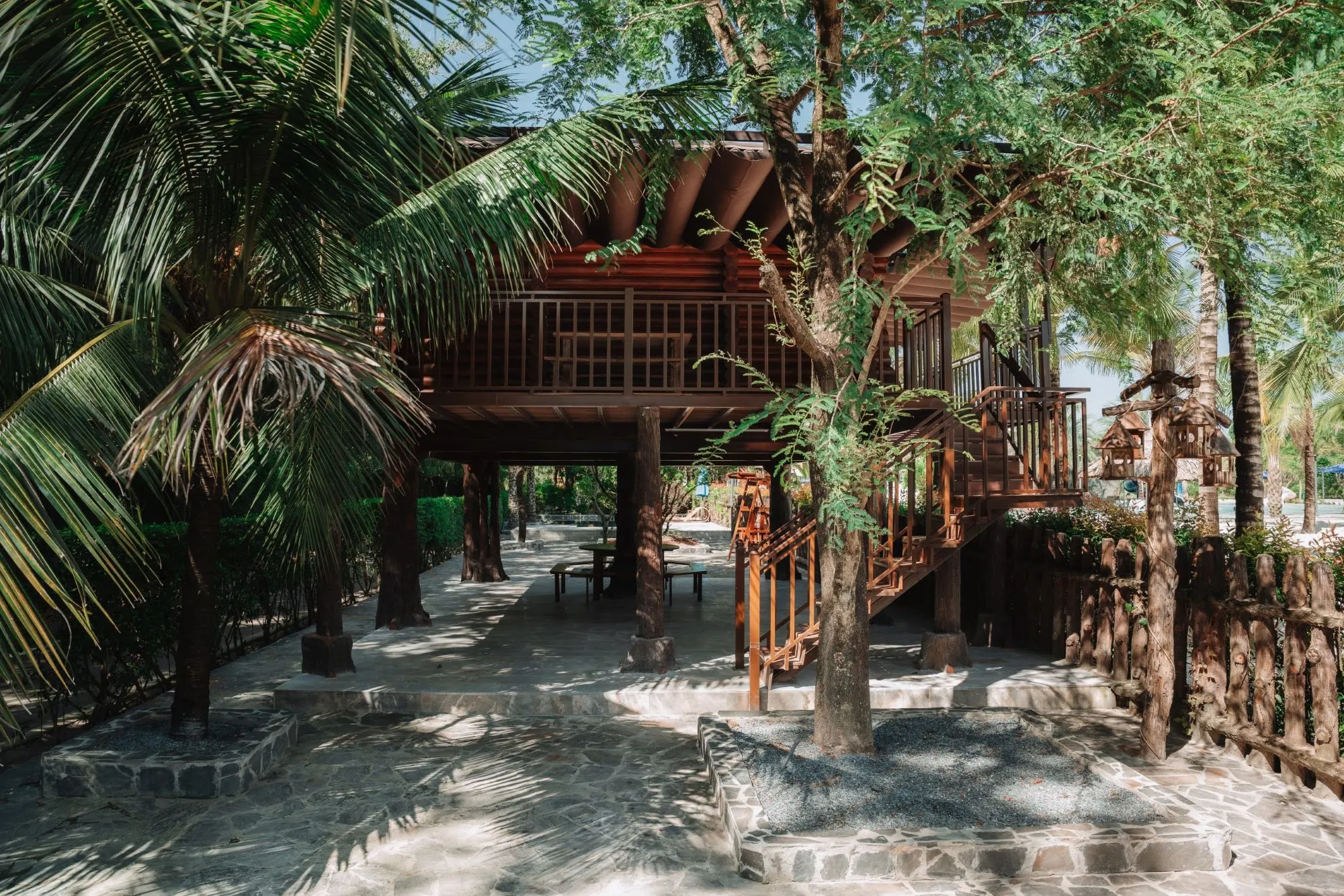 bungalow bằng gỗ nằm xen giữa cây xanh và hồ nước