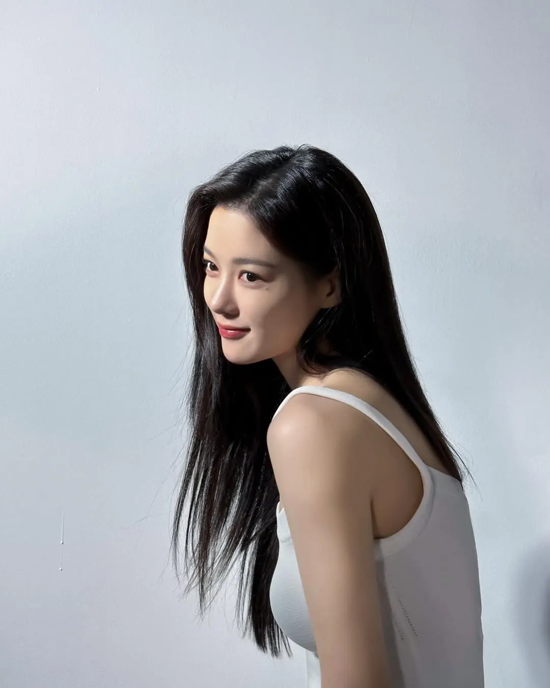 Kim Yoo Jung mặc áo trắng, xinh đẹp cười tươi và bảng thành phần