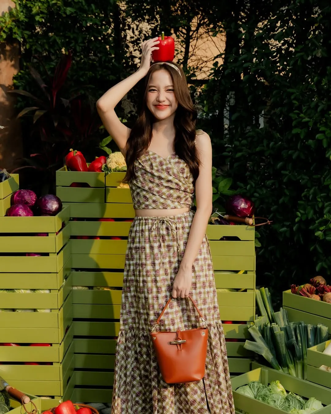 Thời trang của Freen Sarocha váy maxi 