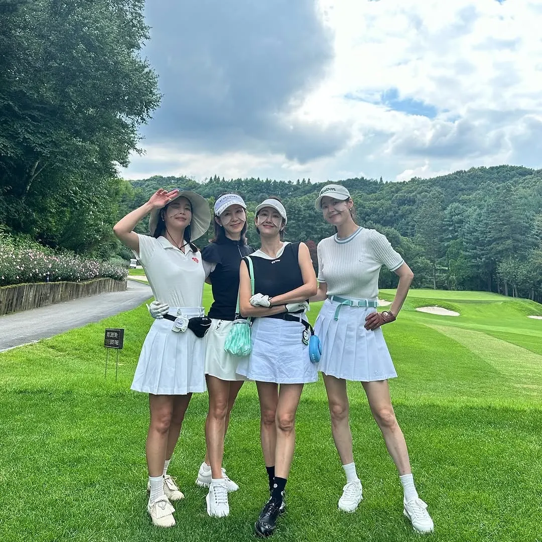Phụ nữ vận động ngoài trời, chơi golf