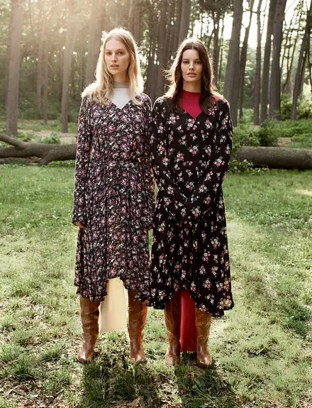 Những mẫu thiết kế đầm họa tiết hoa của Vetements là một trong các thiết kế được giới thời trang yêu thích.