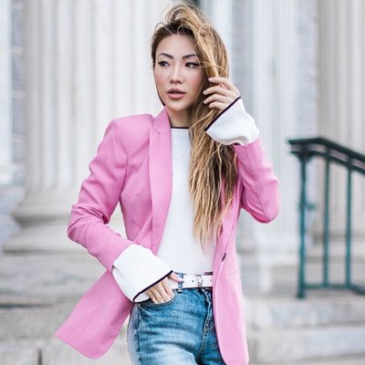 cô gái mặc áo blazer màu hồng và áo sơ mi trắng 2