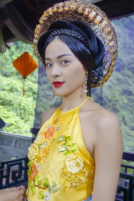 Hạ Vi trong poster của bom tấn Tấm Cám Chuyện chưa kể elle Vietnam featured