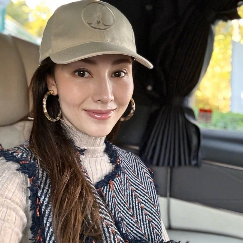 Lý Gia Hân đội mũ lưỡi trai