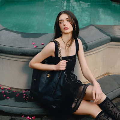 cô gái đeo túi Chanel làm việc thành công