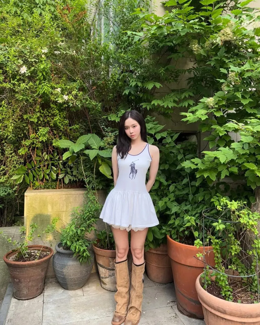 Váy mini sequin phối boots cao cổ thời thượng.