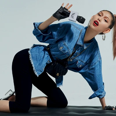 thùy dương diện jumsuit đen và áo khoác denim