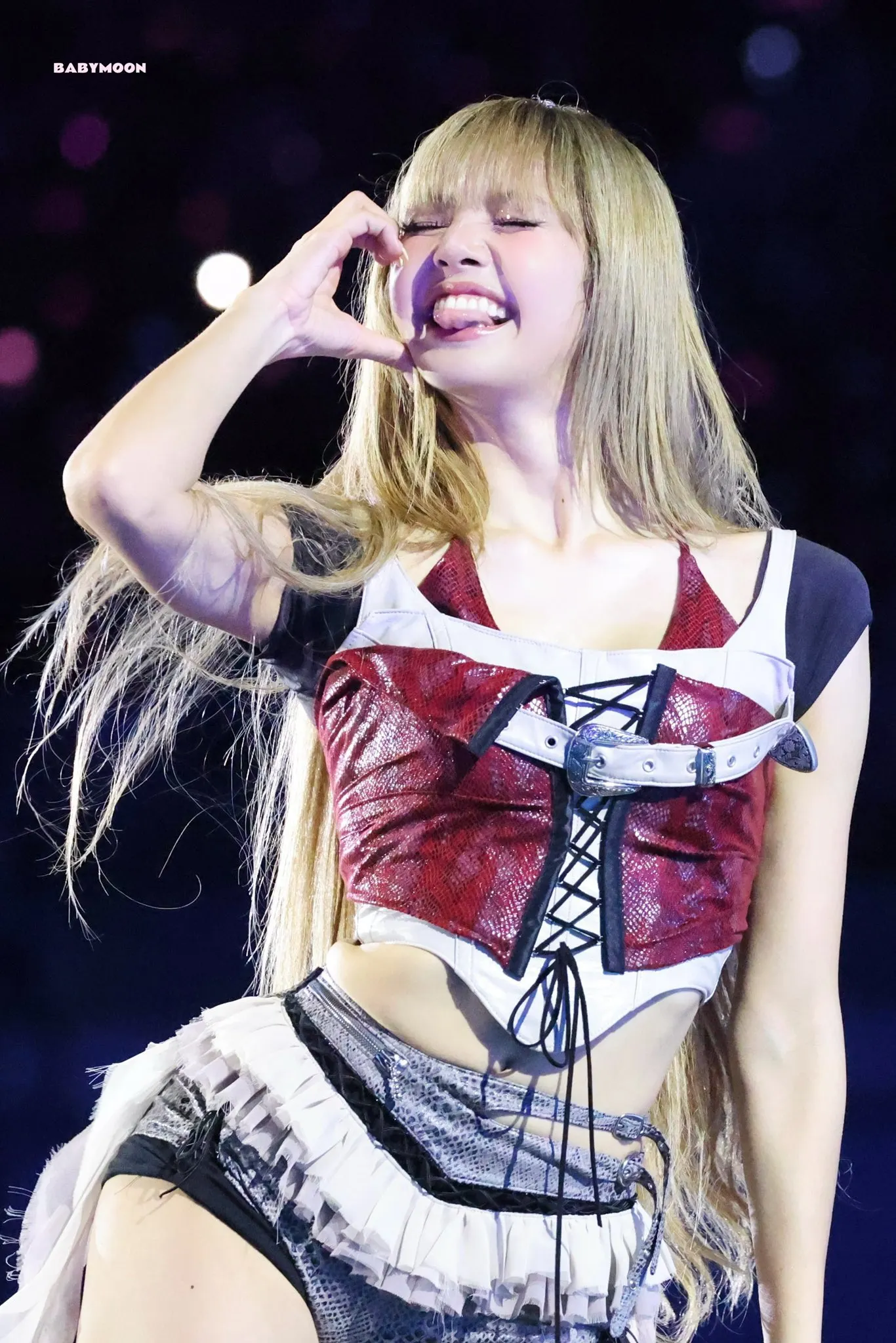 Lisa BLACKPINK trong set đồ custom-made từ thương hiệu DIDU