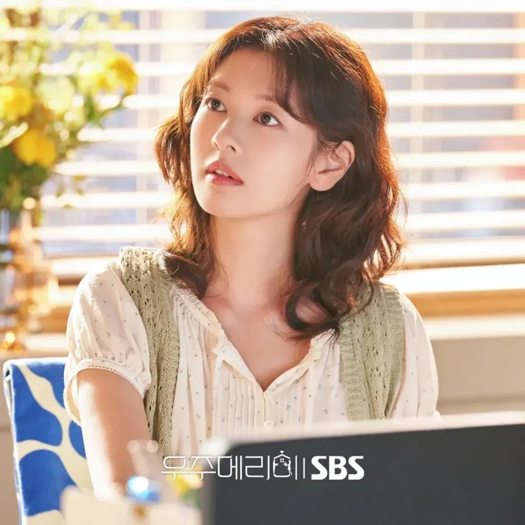 Jung So-min trong Would You Marry Me? xuất hiện với chiếc sơ mi trắng oversized và quần tây be – biểu tượng của phong cách “quiet luxury” đang lên ngôi.