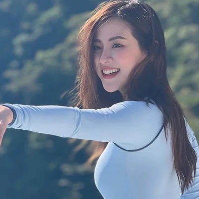 Baifern mặc monokini tắm biển