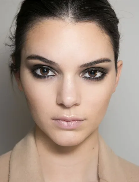 Kẻ eyeliner mắt khói