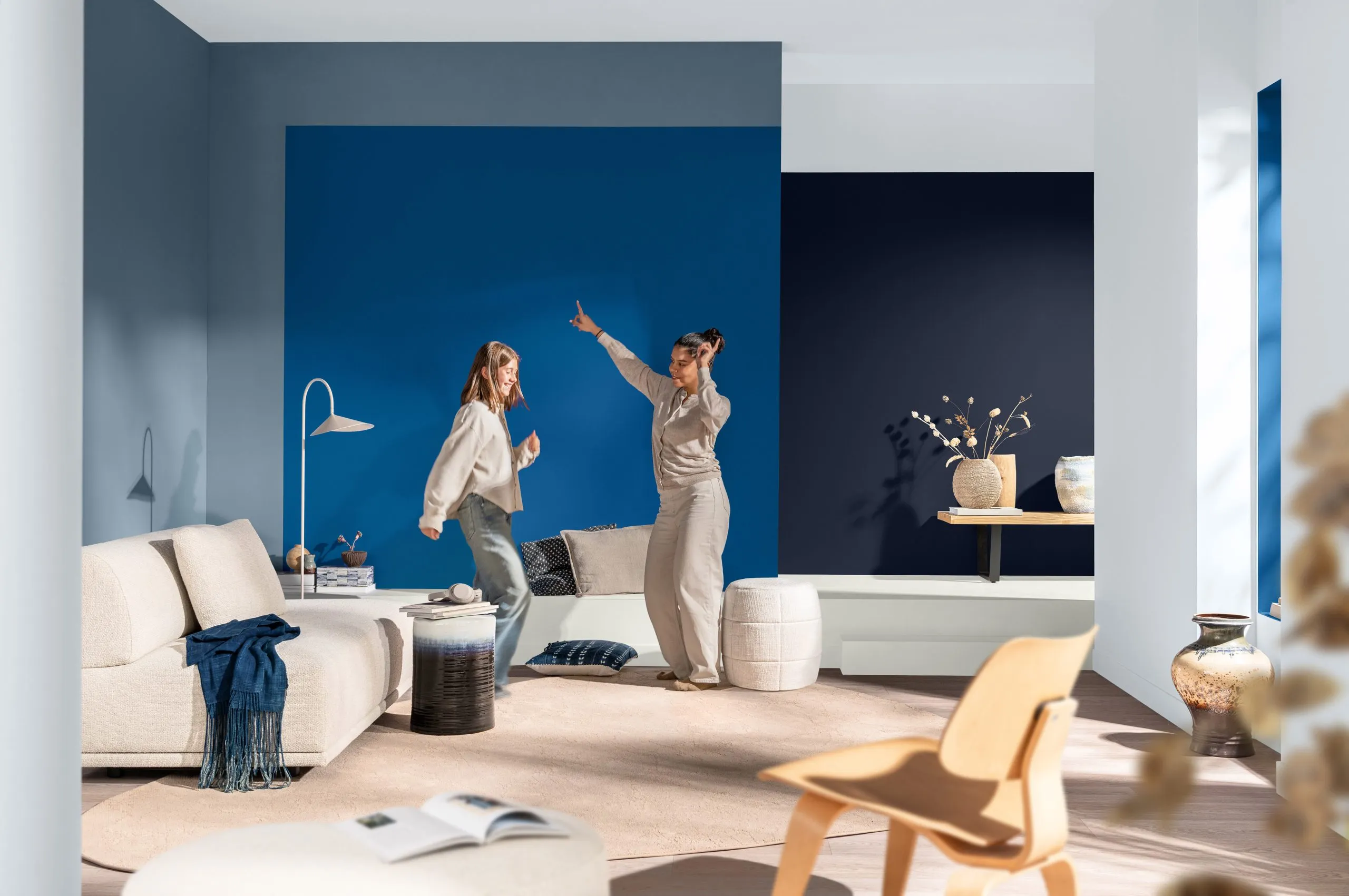 Màu Dulux của năm 2026 mang đến một bản hòa tấu của sắc xanh với Free Groove™ - Xanh Phóng Khoáng, Mellow Flow™ - Xanh Phiêu Lãng, và Slow Swing™ - Xanh Tĩnh Lặng.