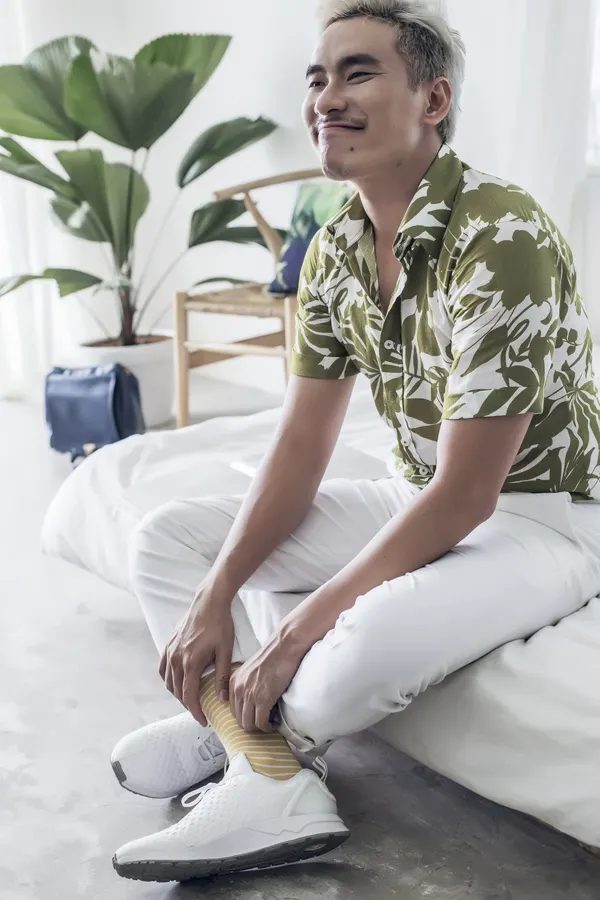 Với những chiếc áo quá nhiều họa tiết thì set đồ đơn giản với màu trắng làm chủ đạo chính là công thức để làm nên nét trẻ trung cho các chàng.