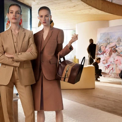 trang phục monochrome màu be burberry xuân hè 2019