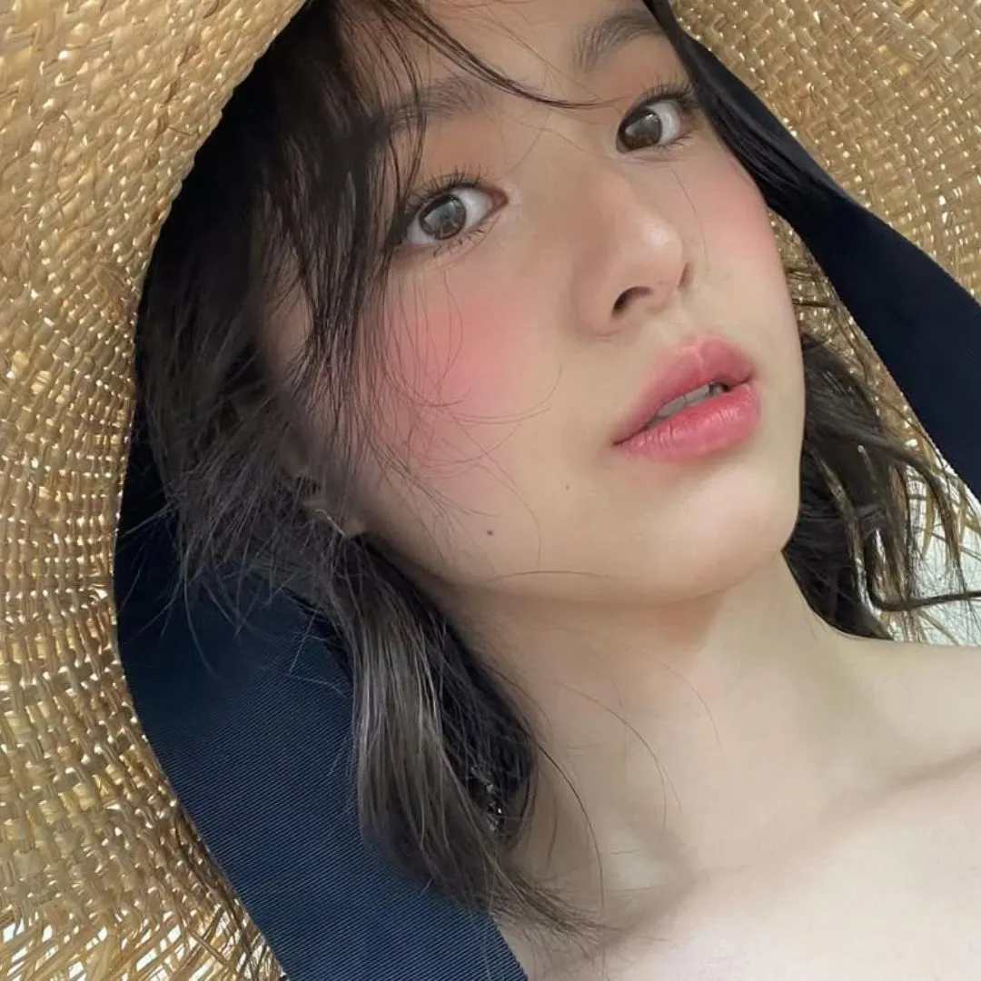 Park Ji Hu tươi tắn sau phun môi