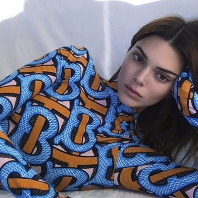 Kendall Jenner trong BST Burberry TB Summer Monogram