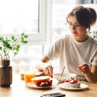 Cô gái ngồi ăn bữa sáng.