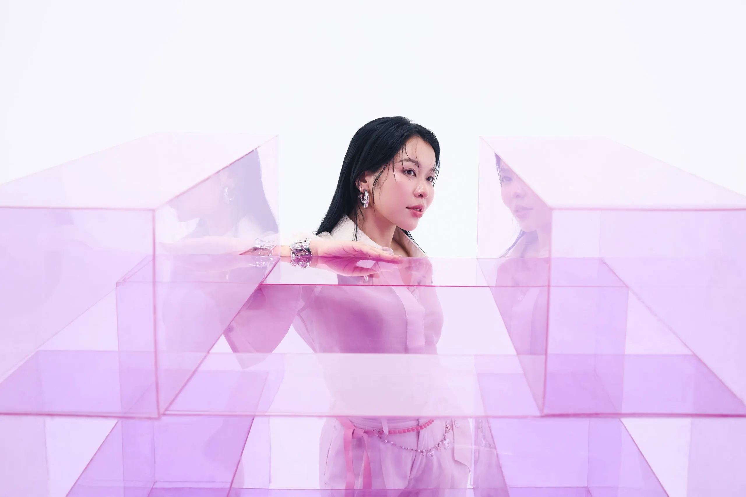 An Phương đứng bên cạnh những hộp tím